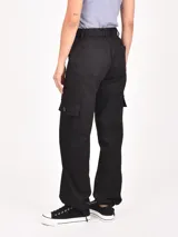 Pantalón cargo color gris, de corte recto y tiro alto, con bolsillos laterales y bolsillos cargo con solapa y botón.