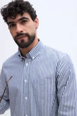 Camisa de manga larga color rosado, con cuello abotonado, cierre frontal de botones y un bolsillo ojal en el pecho.