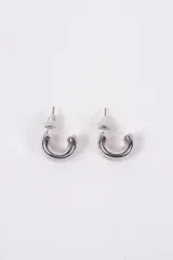 Aros tipo argolla pequeña de diseño minimalista y acabado brillante.