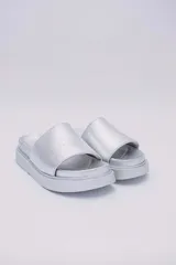 Sandalias negras de plataforma, veganas y amigables con el medio ambiente. Hechas con Piñatex, textil que busca suplantar el cuero animal, hecho a partir de las hojas del ananá.