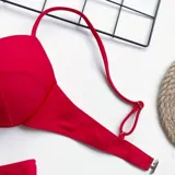 Conjunto de bikini color lila, compuesto por un soutien con aro y tirantes finos regulables, y una bombacha colaless de tiro medio.