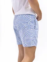 Short de baño rosado con estampado de rombos, cintura elastizada con cordón ajustable, bolsillos laterales y trasero.