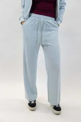 Pantalón de jogging beige, confeccionado en 100% algodón, de corte ancho y relajado con cintura elástica y cordón ajustable.