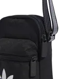 Bolso bandolera Adidas modelo Adicolor Classic Festival, color negro con el logotipo del trébol y la inscripción de la marca en blanco en la parte frontal. Cuenta con un compartimento principal con cierre, un bolsillo delantero con cierre y correa ajustable para el hombro.
