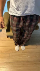 Pantalón de hombre confeccionado en franela a cuadros grises y marrones, con elástico en la cintura y dos bolsillos laterales.