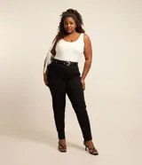 Pantalón skinny de sarga color negro, de talle alto con trabillas para cinturón, cierre de cremallera y botón, y bolsillos funcionales.