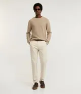 Pantalón de sarga para hombre, de corte recto y diseño básico. Cuenta con cintura fija con trabillas para cinturón, cierre frontal con cremallera y botón, y bolsillos laterales y traseros.