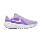 Championes Nike Downshifter 14 de color lila con detalles en violeta oscuro y el logotipo de Nike en blanco en el lateral. Cuentan con una entresuela blanca amortiguadora y suela de goma.