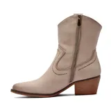 Bota texana de caña media en color beige, con diseño de costuras decorativas y detalles de tachas metálicas. Presenta un taco cuadrado de madera y punta almendrada.