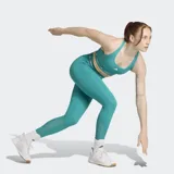 Top deportivo Adidas TECHFIT color verde con logo blanco y banda inferior con la inscripción "TECHFIT".