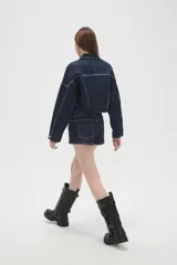 Short de jean negro con costuras en contraste, diseño de tiro medio y bolsillos laterales.