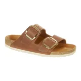 Sandalias Birkenstock Arizona Big Buckle, color marrón, con dos correas ajustables con hebillas grandes doradas y plantilla anatómica de corcho y látex.