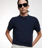 Polo de hombre de manga corta, color beige claro, con cuello mao y tapeta de dos botones.