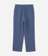 Pantalón deportivo de corte holgado, confeccionado en algodón con felpa, con cintura elástica y bolsillos laterales.