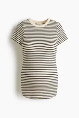 Remera entallada de punto acanalado, con diseño a rayas horizontales, cuello redondo y mangas cortas.