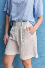 Bermuda blanca de tiro alto y calce amplio, con pinzas en el delantero, bolsillos laterales y pasadores para cinturón.