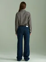 Camisa marrón con diseño a cuadros en tonos celeste y naranja, con cuello clásico, cierre frontal con botones plateados y mangas largas.