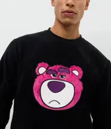 Conjunto de pijama masculino compuesto por buzo de cuello redondo y pantalón largo, confeccionado en plush de poliéster. El buzo presenta una estampa frontal del personaje Lotso de Toy Story, mientras que el pantalón cuenta con cintura elástica para mayor comodidad.