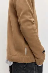 Sweater gris oscuro de punto con cuello redondo, manga larga y puños y dobladillo acanalados.