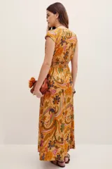 Vestido largo color mostaza con estampado paisley y floral, cuello en V, mangas cortas y cintura elastizada fruncida.