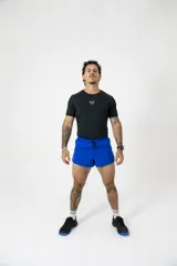Short deportivo azul eléctrico con cintura elástica ajustable con cordón, corte lateral y logo de la marca estampado en la pierna izquierda. Incluye suspensor interno de lycra de microfibra.