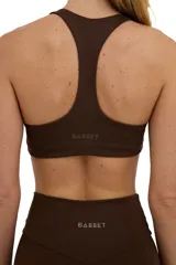 Top deportivo marrón con escote redondo y espalda deportiva.