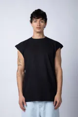 Musculosa de corte holgado con cuello redondo y sisas amplias, confeccionada en algodón de color negro.