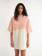 Remerón de corte oversize con diseño bicolor en tonos rosado y blanco hueso, de manga corta y cuello redondo.
