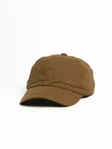 Gorro con visera color marrón, con logo bordado de montañas en el frente.