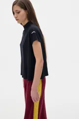 Blusa color crudo en rib de manga corta y cuello subido.