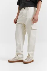 Jean cargo negro de tiro medio, con pasacinto, bolsillos laterales y bolsillos cargo con solapa en los muslos.