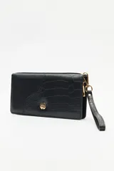 Billetera de mano color negro, confeccionada en cuero sintético con combinación de texturas lisa y efecto croco. Cuenta con cierre perimetral, herrajes dorados y una correa de muñeca desmontable.