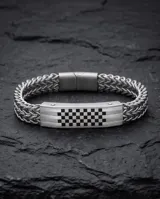 Pulsera de acero inoxidable con placa central rectangular que presenta un diseño de patrón de tablero de ajedrez grabado y cadena de eslabones tipo bizantina.