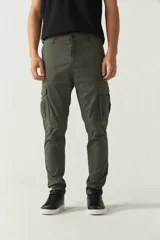 Pantalón cargo gris para hombre, de corte regular, con bolsillos laterales y traseros con solapa, pasacinto y logo metálico. Confeccionado en algodón y spandex.