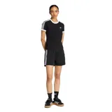 Bermuda deportiva Adidas Firebird de color negro, con las clásicas tres tiras blancas a los lados, bolsillos con cierre y el logo del trifolio bordado en la pierna.