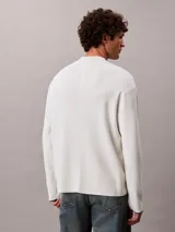 Sweater de punto técnico con corte boxy y cuello semi alto. Presenta un diseño minimalista de manga larga con puños en contraste y ajuste relajado.