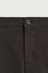 Pantalón chino skinny fit color gris oscuro, confeccionado en mezcla de algodón con elasticidad. Cuenta con bolsillos frontales, bolsillos traseros de vivo y cierre frontal con cremallera y botón.