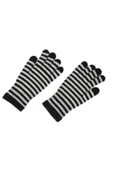 Par de guantes de punto con rayas horizontales negras y grises.