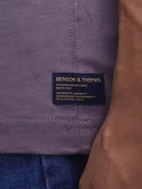 Remera de algodón pesado, color azul marino, con cuello redondo y manga corta.