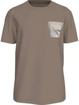 Remera de manga corta color topo (marrón grisáceo) con cuello redondo y bolsillo en el pecho. El bolsillo presenta un estampado difuminado del monograma de Calvin Klein Jeans.