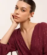Set de accesorios compuesto por un par de aros tipo argolla y un par de ear cuffs, con diseño grueso y acabado en tono dorado.