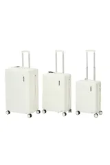 Valija rígida de color blanco con diseño de líneas horizontales, equipada con ruedas multidireccionales 360°, fuelle extensor de capacidad y candado incorporado.