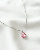 Collar plateado con dije de cristal rosado en forma de lágrima.