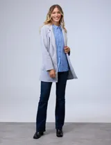 Blazer beige de algodón soft, marca Dictionary. Tiene cuello solapa, abertura central y bolsillos delanteros.