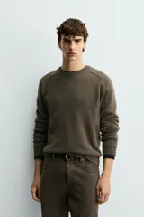 Jersey de punto con mezcla de lana y cashmere, de corte regular fit, cuello redondo y manga larga con acabados en rib.