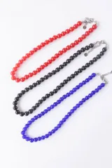 Collar de cuentas redondas de vidrio, color azul vibrante, con cierre metálico.