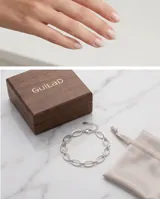 Pulsera de plata 925 compuesta por eslabones ovalados calados, con cierre de mosquetón y cadena de alargue.