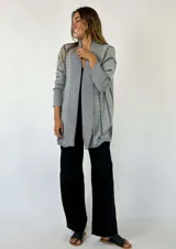 Saco de tejido de punto calado color marrón con detalles en color ladrillo.