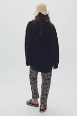 Sweater oversized negro tejido en lana y alpaca con diseño de ochos.