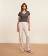 Pijama largo con blusa gris acanalada de cuello redondo y pantalón largo con estampado de cuadros y cintura elástica.